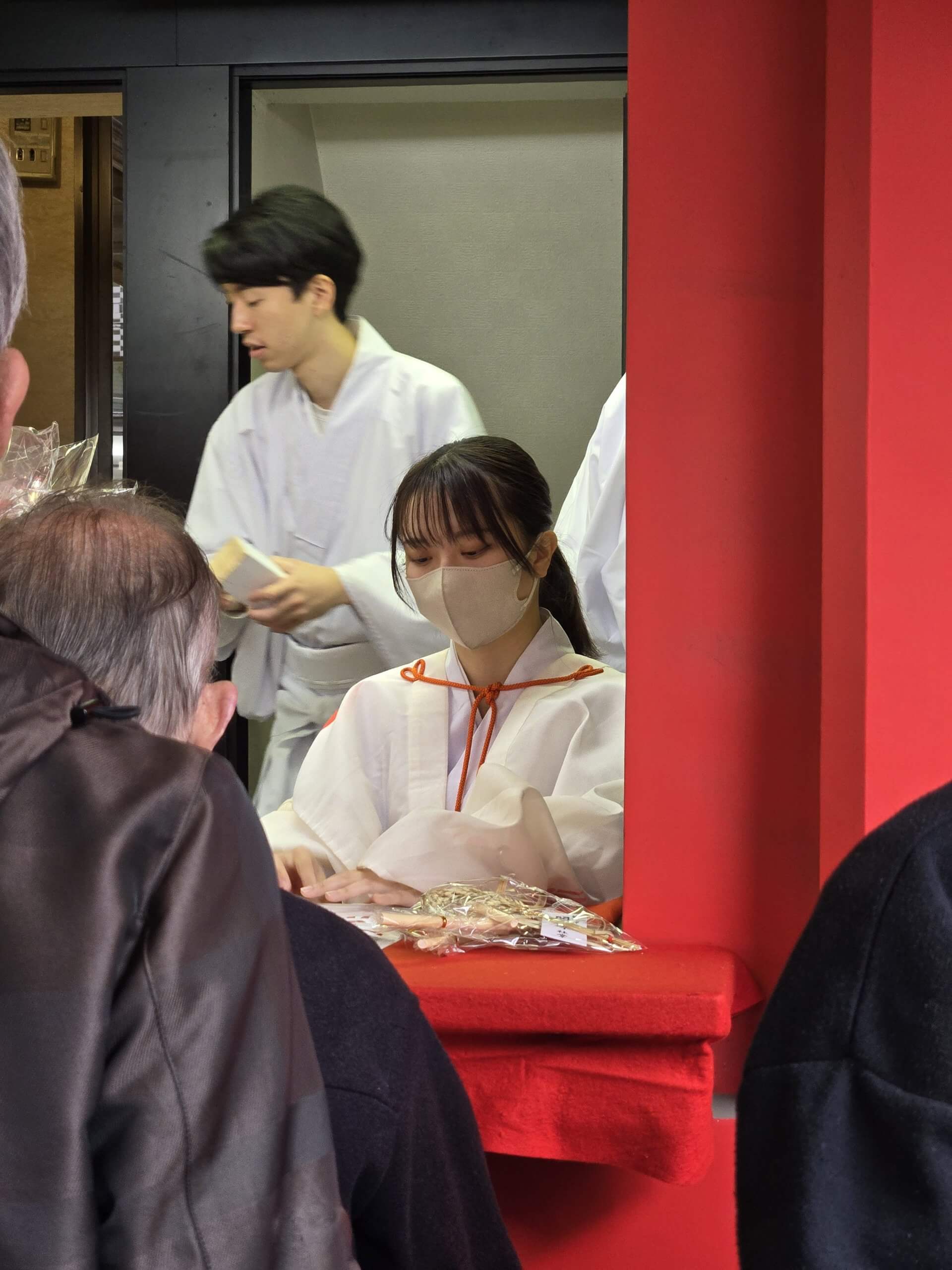 美人の巫女さん